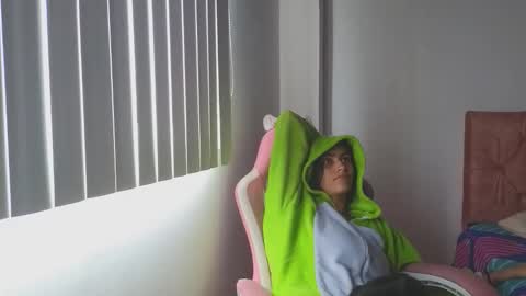 Snapshot of crystal_starx chatting on October 2025 04:19:01 PM Crystal Blaze online show from October 2025 04:19:01 PM