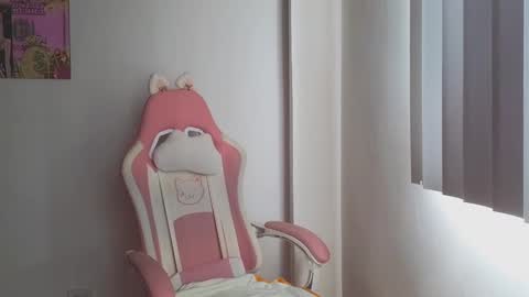 Snapshot of crystal_starx chatting on November 2025 04:18:02 PM Crystal Blaze online show from November 2025 04:18:02 PM