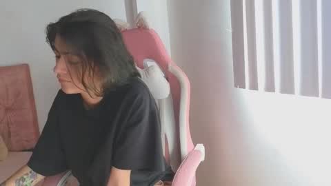 Snapshot of crystal_starx chatting on November 2025 03:33:01 PM Crystal Blaze online show from November 2025 03:33:01 PM