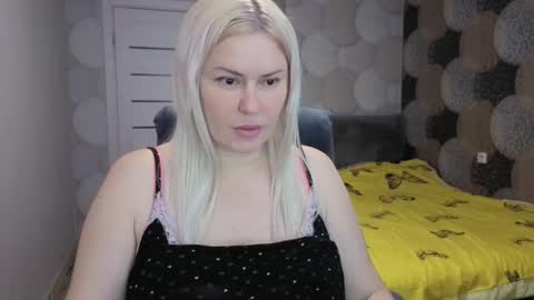 Snapshot of crystalleyessq chatting on October 2025 03:01:02 AM CrystallEyessq online show from October 2025 03:01:02 AM