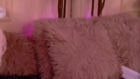 crystallred online show from February 2026 06:07:01 AM