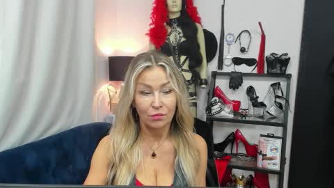 Snapshot of crystalxohotty chatting on October 2025 04:57:01 AM CrystalHotty online show from October 2025 04:57:01 AM