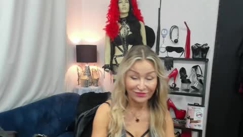 Snapshot of crystalxohotty chatting on October 2025 04:46:01 AM CrystalHotty online show from October 2025 04:46:01 AM