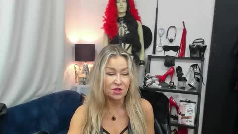 Snapshot of crystalxohotty chatting on October 2025 04:35:02 AM CrystalHotty online show from October 2025 04:35:02 AM