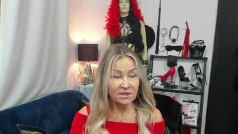 Snapshot of crystalxohotty chatting on October 2025 05:33:01 AM CrystalHotty online show from October 2025 05:33:01 AM