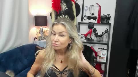 Snapshot of crystalxohotty chatting on November 2025 05:17:02 AM CrystalHotty online show from November 2025 05:17:02 AM