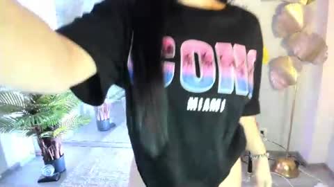 cupcake_izzy online show from June 2026 06:21:02 PM