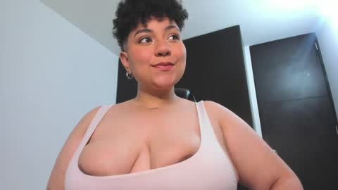Snapshot of curly_cam_queen chatting on January 2025 03:34:02 AM Bruna online show from January 2025 03:34:02 AM