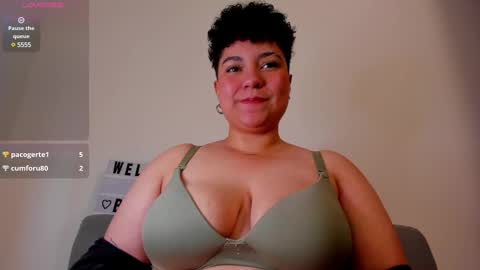 Snapshot of curly_cam_queen chatting on January 2025 08:11:02 PM Bruna online show from January 2025 08:11:02 PM