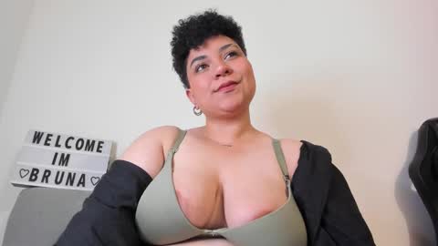 Snapshot of curly_cam_queen chatting on February 2025 03:45:01 AM Bruna online show from February 2025 03:45:01 AM