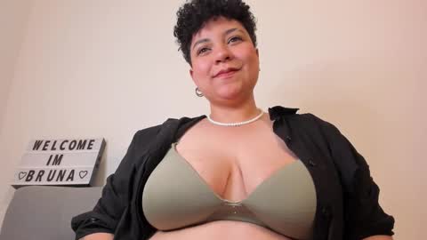 Snapshot of curly_cam_queen chatting on February 2025 05:08:01 AM Bruna online show from February 2025 05:08:01 AM