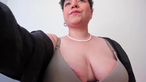 Snapshot of curly_cam_queen chatting on February 2025 07:41:02 PM Bruna online show from February 2025 07:41:02 PM