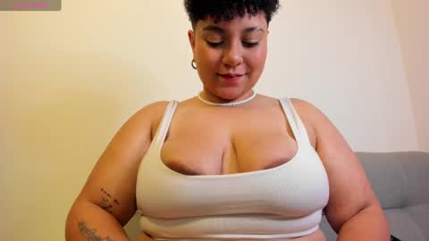 Snapshot of curly_cam_queen chatting on March 2025 03:02:01 AM Bruna online show from March 2025 03:02:01 AM