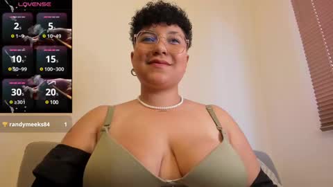 Snapshot of curly_cam_queen chatting on March 2025 09:05:02 PM Bruna online show from March 2025 09:05:02 PM