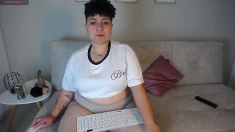 Snapshot of curly_cam_queen chatting on September 2025 02:27:01 AM Bruna online show from September 2025 02:27:01 AM