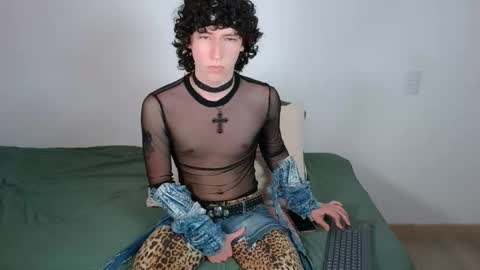 Snapshot of curlyytwink chatting on March 2026 03:44:02 AM Noah online show from March 2026 03:44:02 AM