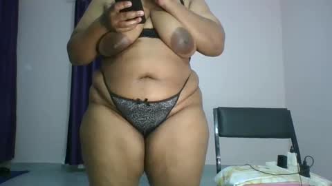 Snapshot of curvy_essie chatting on February 2025 09:36:01 PM Essie online show from February 2025 09:36:01 PM