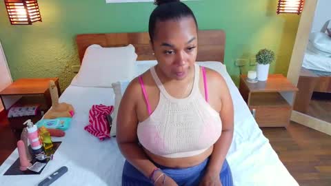 Snapshot of curvyebonyy_ chatting on September 2025 08:12:02 PM Danna online show from September 2025 08:12:02 PM