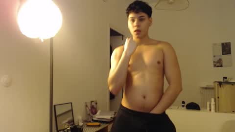 Snapshot of cute_boy859 chatting on February 2026 05:22:02 PM Tomas online show from February 2026 05:22:02 PM