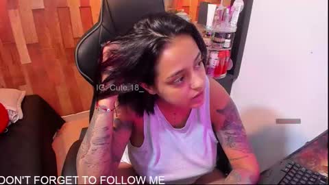 Snapshot of cute_elii chatting on October 2025 01:00:02 AM Independent Model online show from October 2025 01:00:02 AM