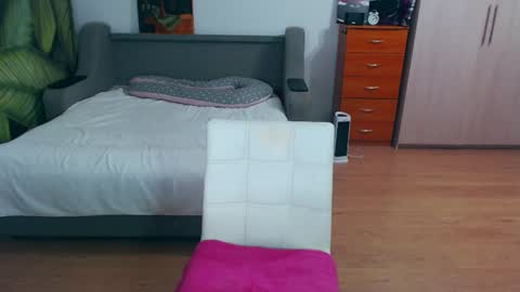 cute_jes online show from October 2025 06:45:02 PM