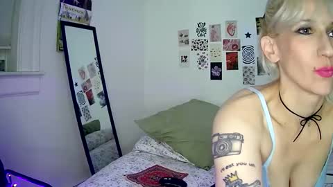 Snapshot of cutefemme chatting on November 2025 07:52:02 AM Bella online show from November 2025 07:52:02 AM