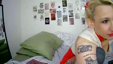 Snapshot of cutefemme chatting on December 2025 05:48:02 AM Bella online show from December 2025 05:48:02 AM