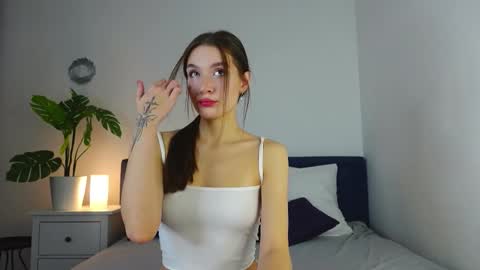 Snapshot of cutiewuwu chatting on November 2025 05:50:02 AM Vivienne online show from November 2025 05:50:02 AM