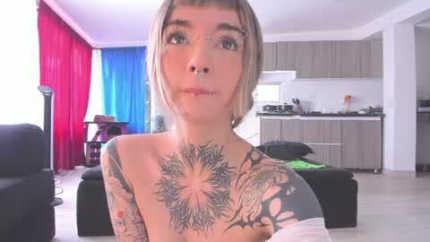 Snapshot of cyberia____________________ chatting on June 2026 06:23:01 PM cel I am independent Help me reach 200 thumbs up uwu online show from June 2026 06:23:01 PM