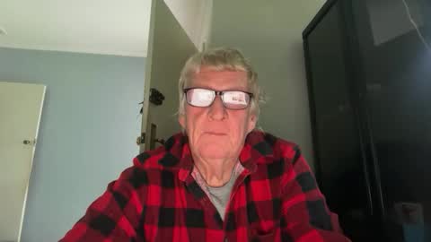 Snapshot of daddyoldcock chatting on October 2025 08:43:02 PM daddyoldcock online show from October 2025 08:43:02 PM