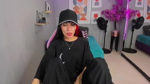 Snapshot of dafne_huges chatting on January 2025 08:12:01 PM dafne huges online show from January 2025 08:12:01 PM
