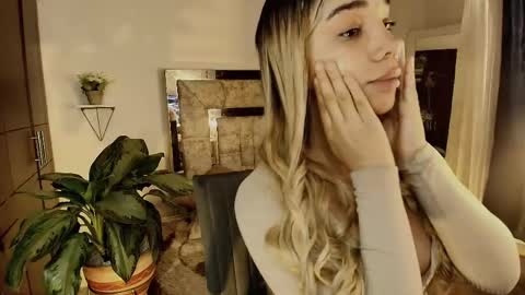 dahnia_cruz online show from April 2026 12:01:01 PM