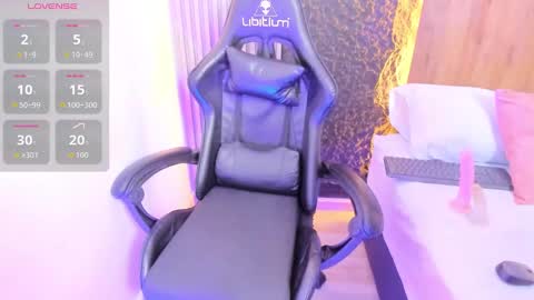 D A L I L A online show from November 2025 09:15:01 PM