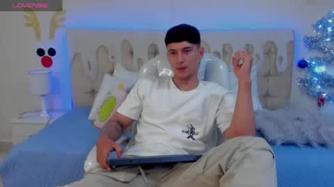 Snapshot of damian23_ chatting on December 2024 04:26:01 PM DAMIAN online show from December 2024 04:26:01 PM