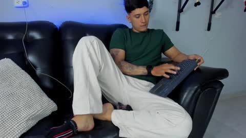 Snapshot of damian23_ chatting on December 2024 04:09:01 AM DAMIAN online show from December 2024 04:09:01 AM
