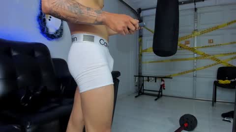 Snapshot of damian23_ chatting on December 2024 07:13:02 AM DAMIAN online show from December 2024 07:13:02 AM