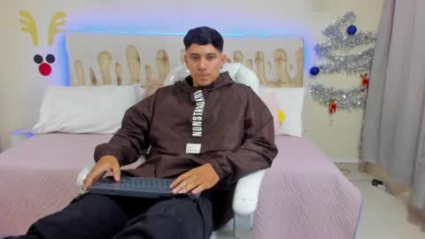 Snapshot of damian23_ chatting on December 2024 01:21:01 PM DAMIAN online show from December 2024 01:21:01 PM