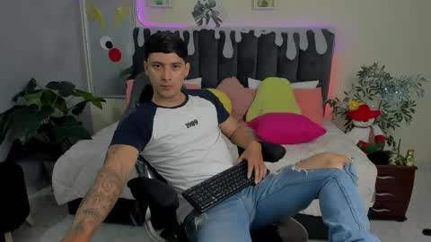Snapshot of damian23_ chatting on December 2024 12:20:02 PM DAMIAN online show from December 2024 12:20:02 PM