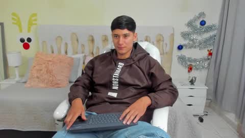 Snapshot of damian23_ chatting on January 2025 12:57:02 PM DAMIAN online show from January 2025 12:57:02 PM