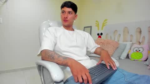 Snapshot of damian23_ chatting on January 2025 04:02:02 PM DAMIAN online show from January 2025 04:02:02 PM