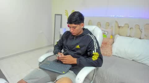 Snapshot of damian23_ chatting on January 2025 12:20:01 PM DAMIAN online show from January 2025 12:20:01 PM