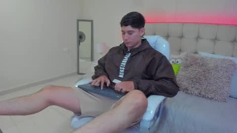 Snapshot of damian23_ chatting on January 2025 01:13:01 PM DAMIAN online show from January 2025 01:13:01 PM