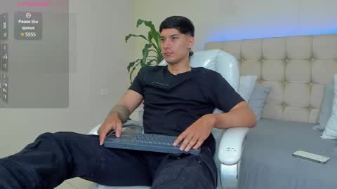 Snapshot of damian23_ chatting on February 2025 12:33:01 PM DAMIAN online show from February 2025 12:33:01 PM