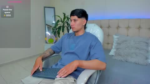 Snapshot of damian23_ chatting on February 2025 12:19:01 PM DAMIAN online show from February 2025 12:19:01 PM