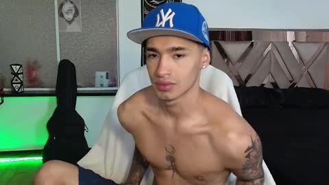 Snapshot of damon_333 chatting on October 2025 06:51:02 PM Damon online show from October 2025 06:51:02 PM