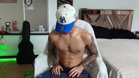 Snapshot of damon_333 chatting on October 2025 06:08:01 PM Damon online show from October 2025 06:08:01 PM