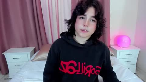 Snapshot of daniellesins2 chatting on December 2025 12:43:02 PM Danielle online show from December 2025 12:43:02 PM