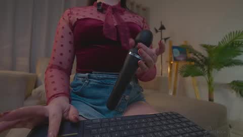 Snapshot of danii_xoxo chatting on September 2025 12:32:01 AM online show from September 2025 12:32:01 AM