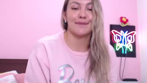 Snapshot of danika_bellaa chatting on December 2024 01:46:01 AM K A R O L online show from December 2024 01:46:01 AM