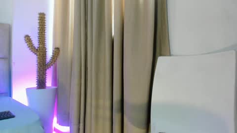 Snapshot of dannahadid chatting on December 2024 06:12:01 PM DannaHadid online show from December 2024 06:12:01 PM